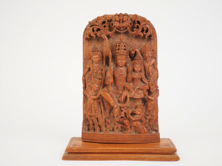 Petite stèle votive indienne représentant une divinité assise en majes