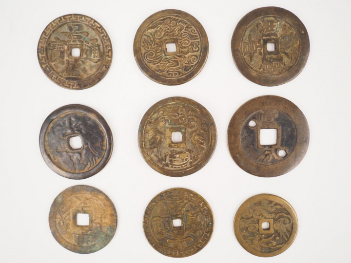 Ensemble de 16 pièces. Canh Thinh Thong Bao et pièces de la dynastie N