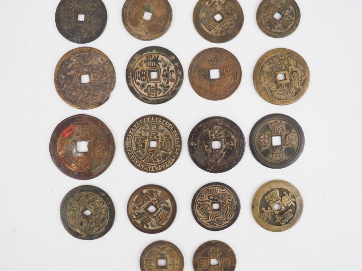 Ensemble de 18 pièces. Canh Thinh, Canh Hung Thong Bao, Tu duc Thong B