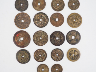 Vente aux enchères Ensemble de 18 pièces. Canh Thinh, Canh Hung Thong Bao, Tu duc Thong B