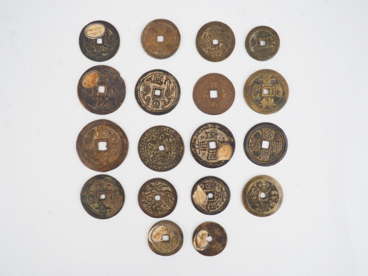 Ensemble de 18 pièces. Canh Thinh, Canh Hung Thong Bao, Tu duc Thong B