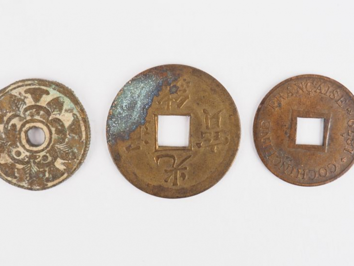 Trois différentes pièces. Canh Thinh, Canh Hung Thong Bao, Tu duc Thon