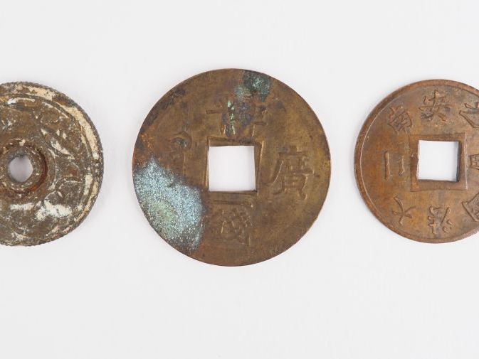 Trois différentes pièces. Canh Thinh, Canh Hung Thong Bao, Tu duc Thon