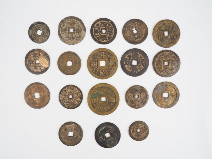 Ensemble de dix-huit pièces.  Canh Hung Thông Bao et Minh Mang Thong B