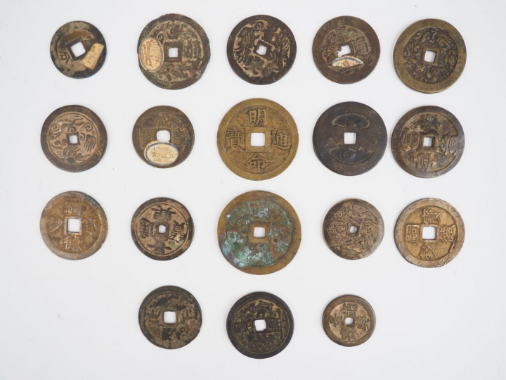 Ensemble de dix-huit pièces.  Canh Hung Thông Bao et Minh Mang Thong B