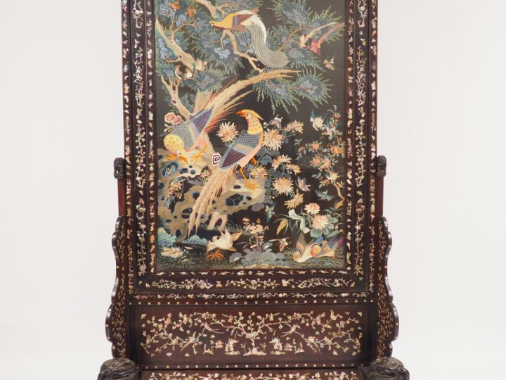 Grand écran et son présentoir en bois de rose finement décoré d'une ma