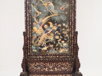 Vente aux enchères Grand écran et son présentoir en bois de rose finement décoré d'une ma