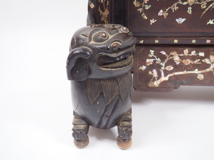 Grand écran et son présentoir en bois de rose finement décoré d'une ma