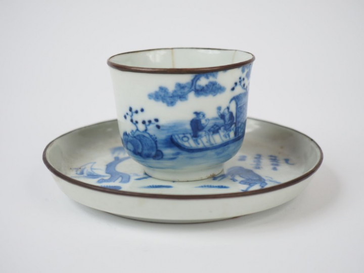 Lot comprenant :  - une coupe en porcelaine  bleu de Hué, à décor de c