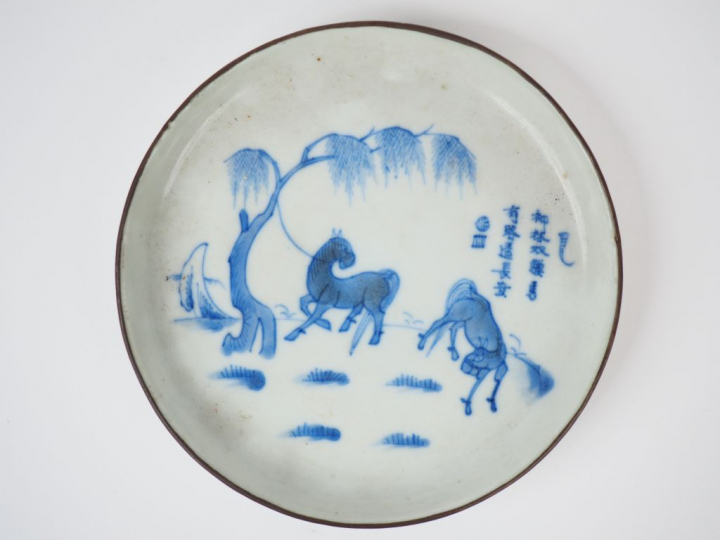 Lot comprenant :  - une coupe en porcelaine  bleu de Hué, à décor de c