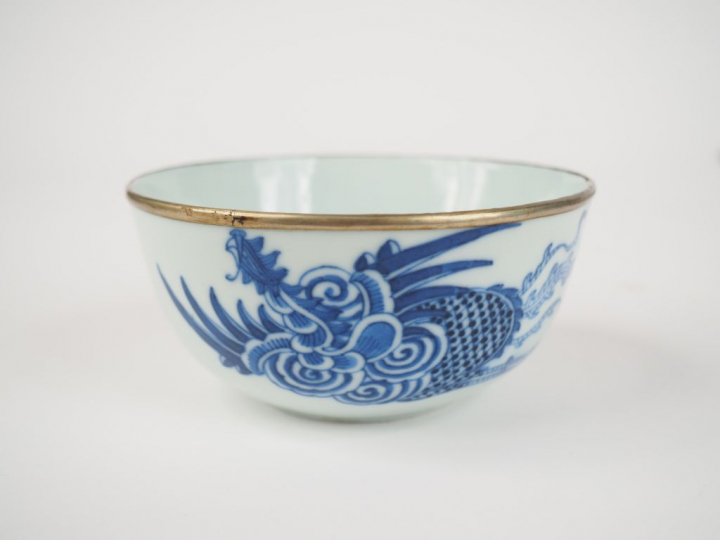 Bol en porcelaine bleu blanc.  Le pourtour cerclé de métal. Chine pour