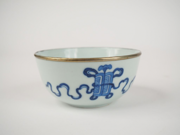 Bol en porcelaine bleu blanc.  Le pourtour cerclé de métal. Chine pour