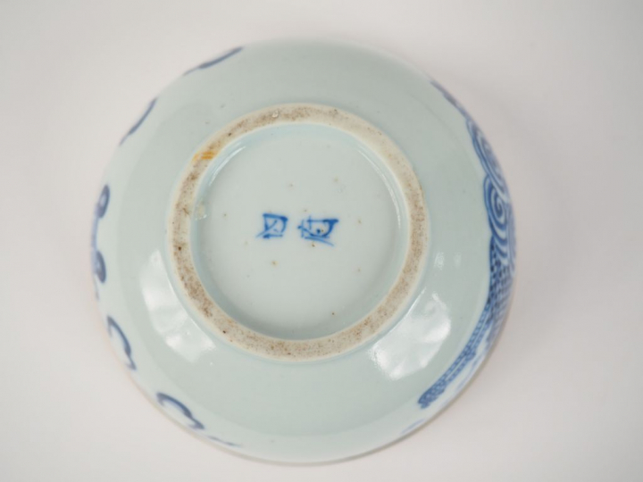 Bol en porcelaine bleu blanc.  Le pourtour cerclé de métal. Chine pour