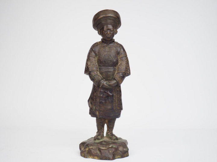 HOANG XUAN LAN Statuette en bronze, représentant un personnage du Nord