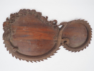 Vente aux enchères Plateau en bois de rose reprenant la forme d'un dragon lové tenant un 