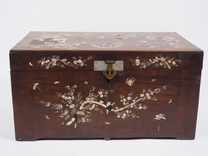 Coffre en bois, à décor en marqueterie de nacre d'oiseaux, papillons, 