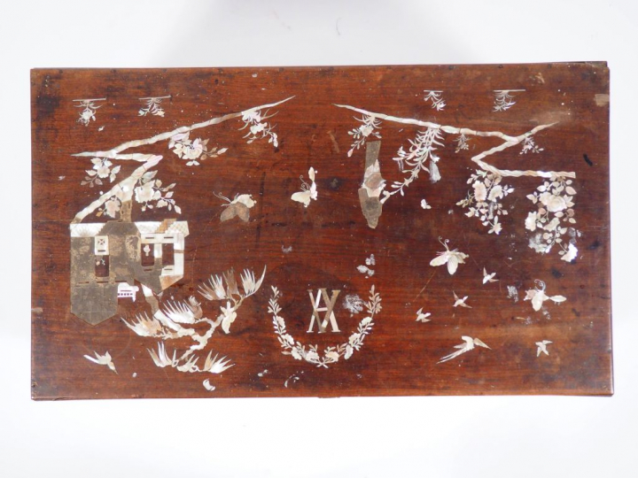 Coffre en bois, à décor en marqueterie de nacre d'oiseaux, papillons, 