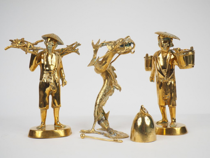 Deux statuettes en bronze représentant des porteurs. On y joint un dra