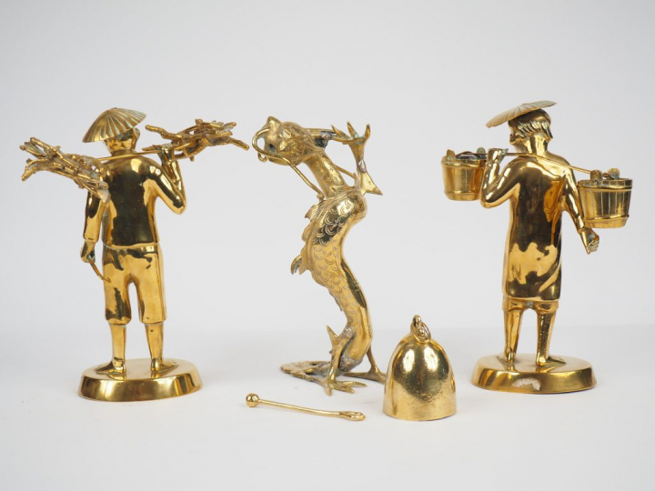 Deux statuettes en bronze représentant des porteurs. On y joint un dra