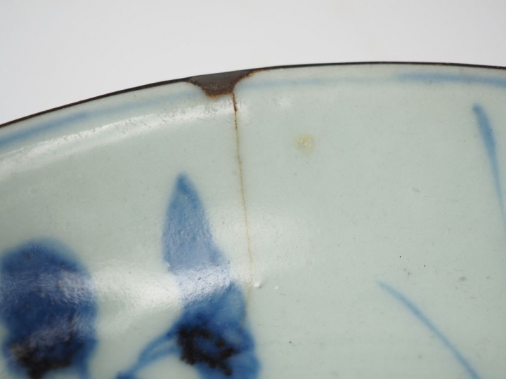 Ensemble comprenant :  - une coupe en porcelaine de Canton  Diam. 22 c