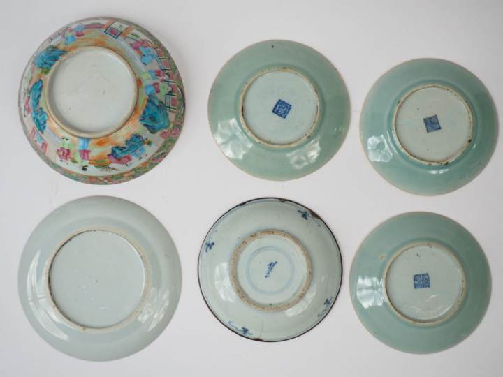 Ensemble comprenant :  - une coupe en porcelaine de Canton  Diam. 22 c