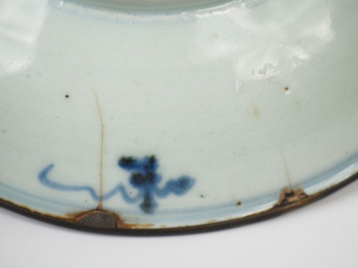 Ensemble comprenant :  - une coupe en porcelaine de Canton  Diam. 22 c