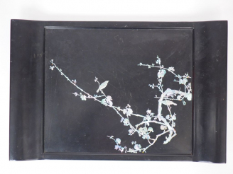 Vente aux enchères Plateau en laque noire, à décor en marqueterie de nacre d'oiseaux bran