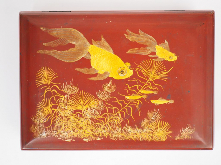 TRUONG VAN THANH Coffret en laque rouge, à décor rehaussé d'or de pois