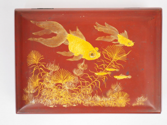 Vente aux enchères TRUONG VAN THANH Coffret en laque rouge, à décor rehaussé d'or de pois