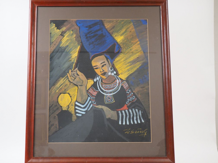 HOANG SUNG "Jeune femme présentant une étoffe" Encre et couleurs sur p
