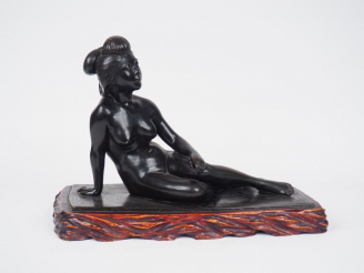 Vente aux enchères Très élégant okimono en bronze de patine brune figurant une jeune femm