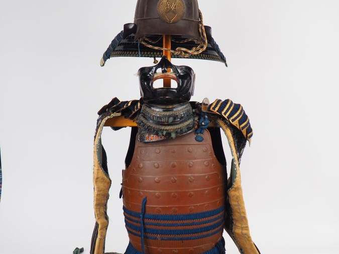 Armure complète composite, de type nimai-dô gusoku, comprenant : . un 