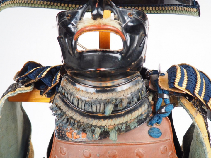 Armure complète composite, de type nimai-dô gusoku, comprenant : . un 