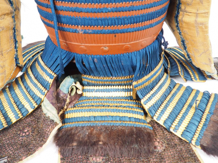 Armure complète composite, de type nimai-dô gusoku, comprenant : . un 