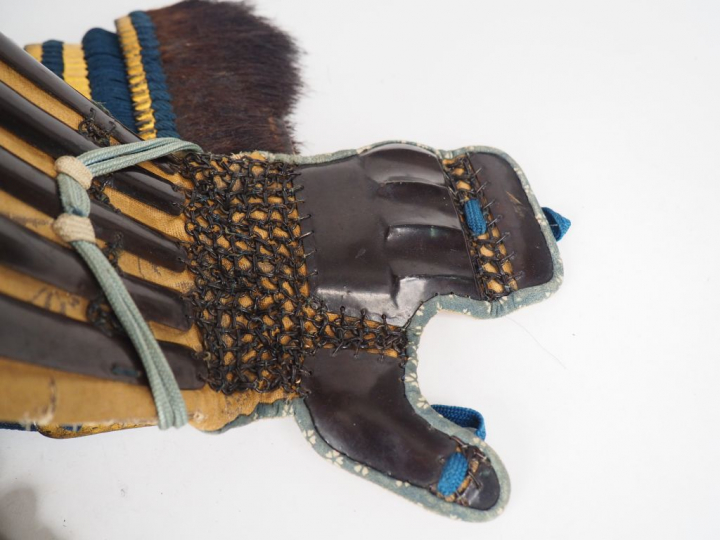 Armure complète composite, de type nimai-dô gusoku, comprenant : . un 