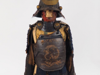 Vente aux enchères Armure de type nimai-dô gusoku, comprenant :  . un hoshi-bachi kabuto 