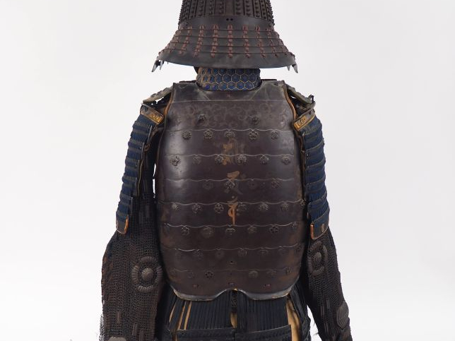 Armure de type nimai-dô gusoku, comprenant :  . un hoshi-bachi kabuto 