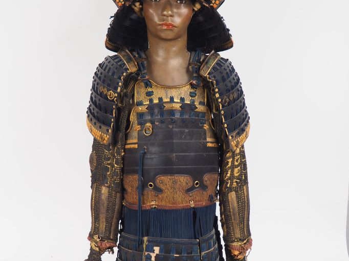 Armure incomplète de type nimai-dô gusoku, comprenant :  . un suji-bac