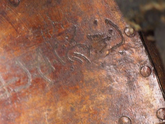 Armure incomplète de type nimai-dô gusoku, comprenant :  . un suji-bac