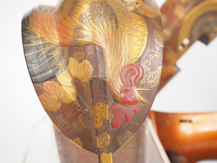 Ensemble kura et deux abumi, en bois laqué à fond nashiji, le décor en