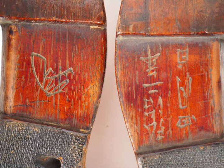 Ensemble kura et deux abumi, en bois laqué à fond nashiji, le décor en