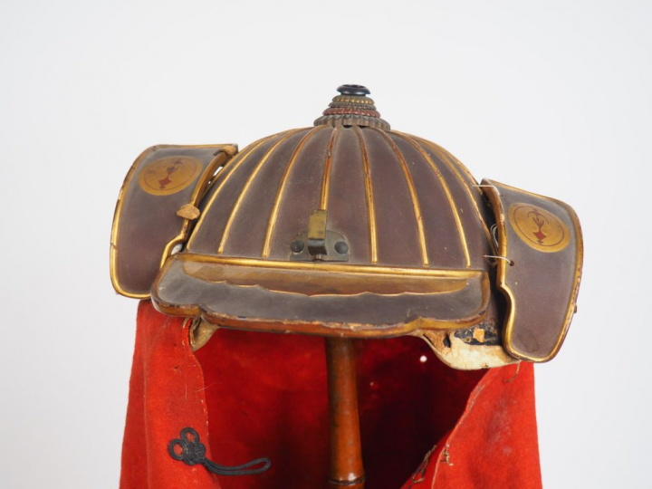 Kaji kabuto, casque de pompier, avec sa cape, le casque de type suji-b