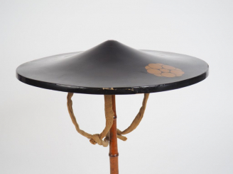 Vente aux enchères Jingasa de type toppai-jingasa, de forme légèrement conique, en laque 