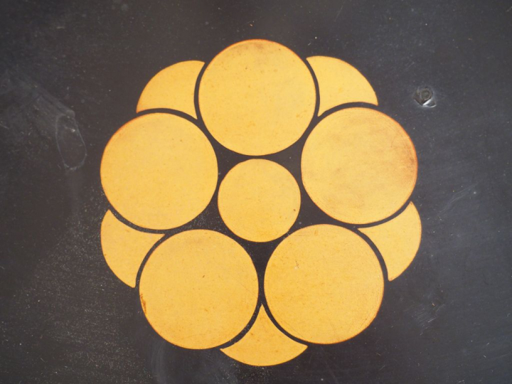 Jingasa de type toppai-jingasa, de forme légèrement conique, en laque 