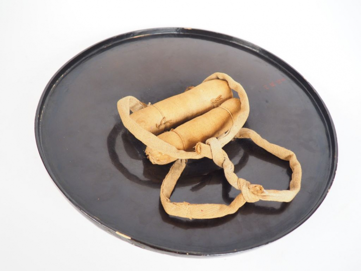 Jingasa de type toppai-jingasa, de forme légèrement conique, en laque 