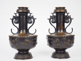 Vente aux enchères Paire de vases de forme balustre en bronze de patine brun clair, à déc