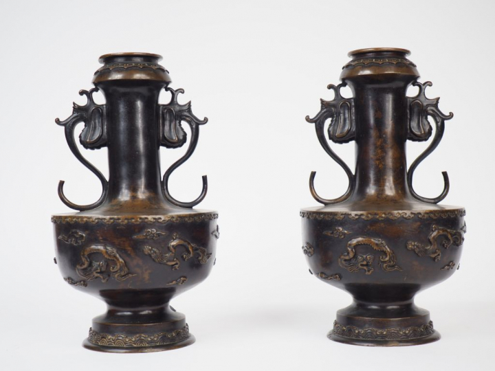 Paire de vases de forme balustre en bronze de patine brun clair, à déc