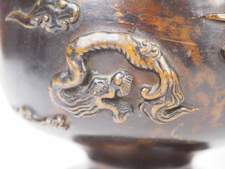 Paire de vases de forme balustre en bronze de patine brun clair, à déc