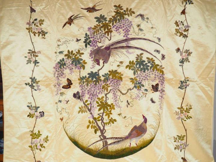 Grande tenture en satin de soie crème brodée aux fils polychromes d’un