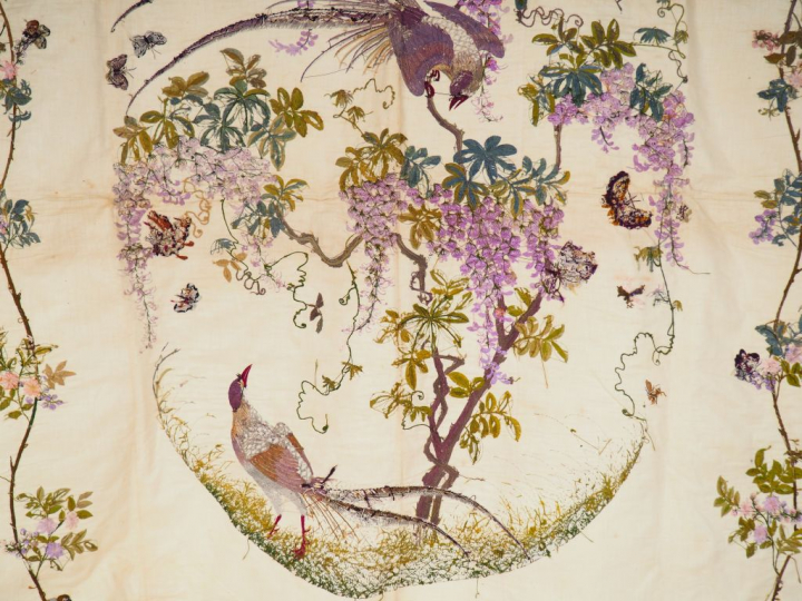 Grande tenture en satin de soie crème brodée aux fils polychromes d’un